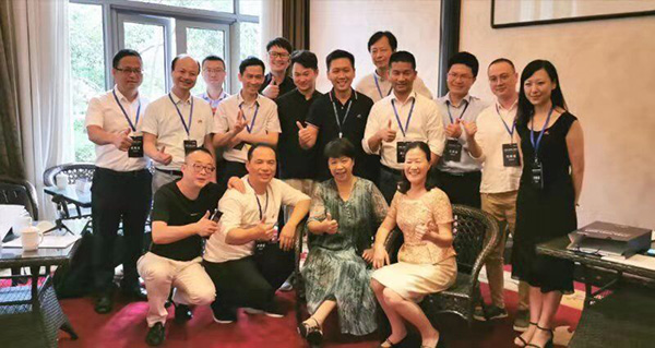 米科總經(jīng)理范光興與校企及政府代表合影留念